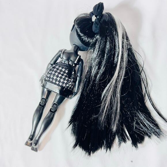 Rainbow High Shadow High Series 1 Shanelle Onyx Grayscale Fashion Doll Outfit - Picture 3 of 11